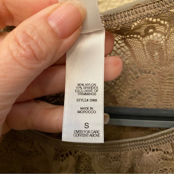 VICTORIA’S SECRET Women Light Olive Floral Long Sleeve Lace Bodysuit Size Small - Picture 7 of 8